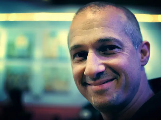 Humorous getaway with Guido Cantz: a lighthearted trip for amusement