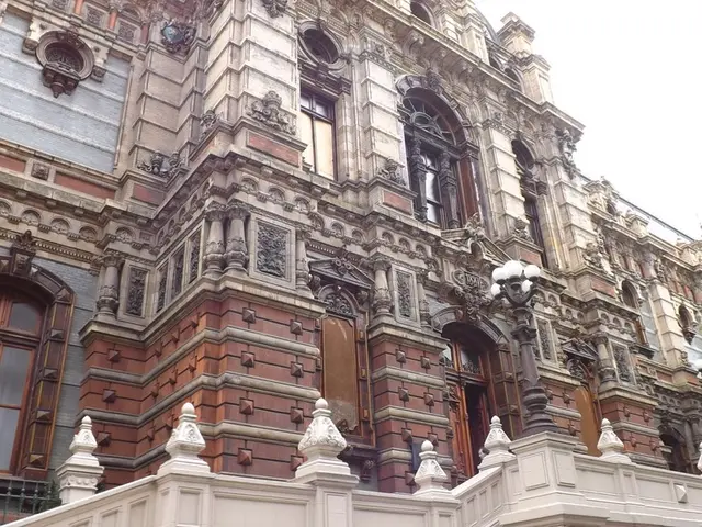 Lunar illusion causing 'spectral' Moon appearances in pictures, accompanied by a guide for...